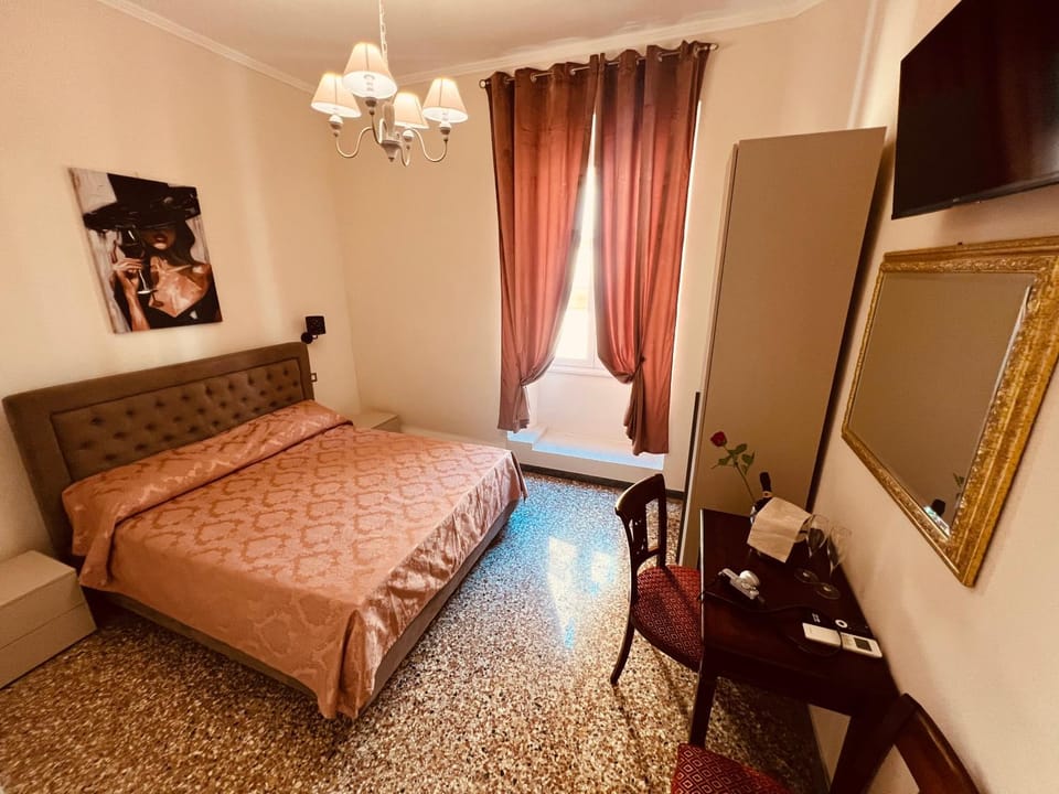Bed, TV and multimedia, Photo of the whole room, Bedroom, wardrobe, air conditioner