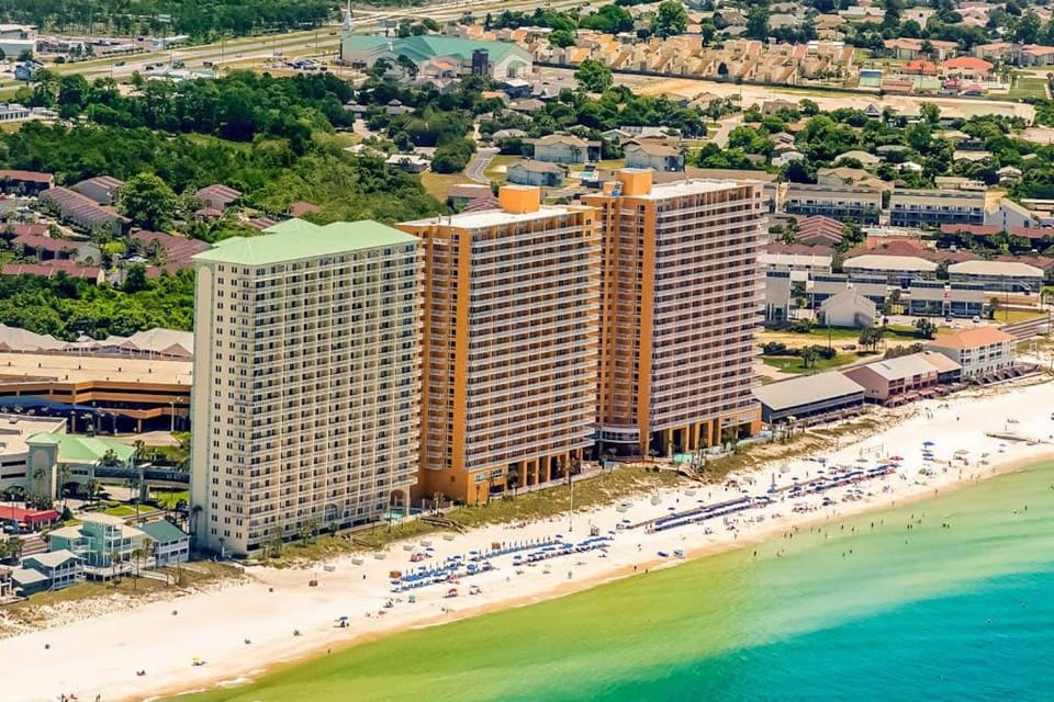 Oceanfront condo with shared pools hot tub tennis courts - walk to the beach House in Panama City Beach