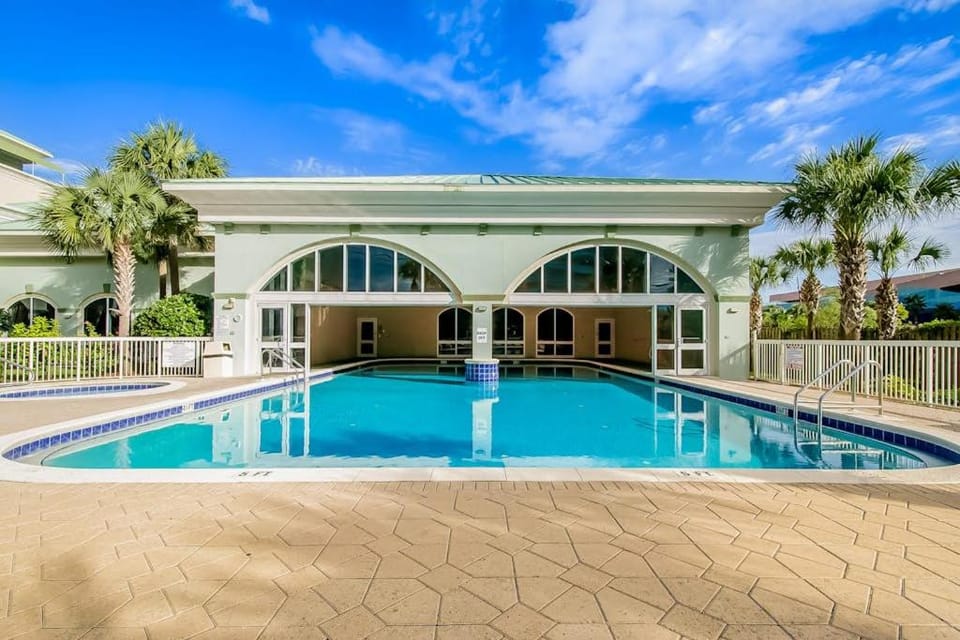Charming oceanfront condo with Gulf view shared pools & hot tub & beach access House in Panama City Beach