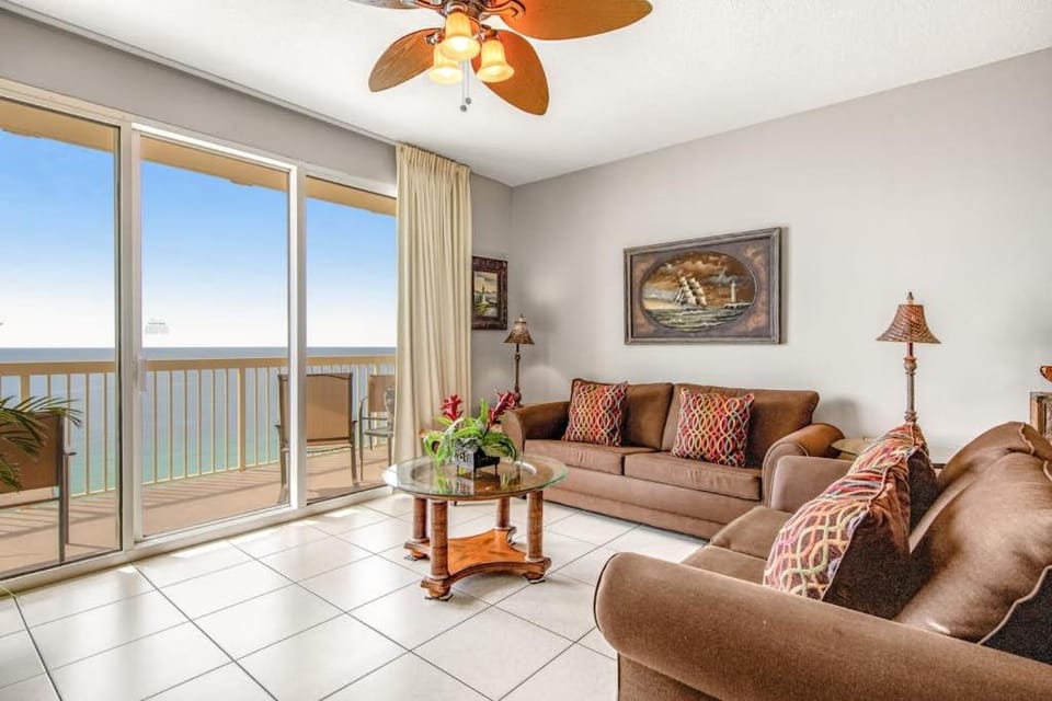 Charming oceanfront condo with Gulf view shared pools & hot tub & beach access House in Panama City Beach
