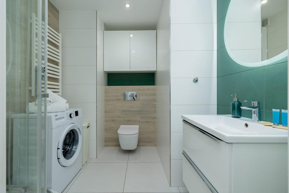 Shower, Toilet, Bathroom, towels, washing machine