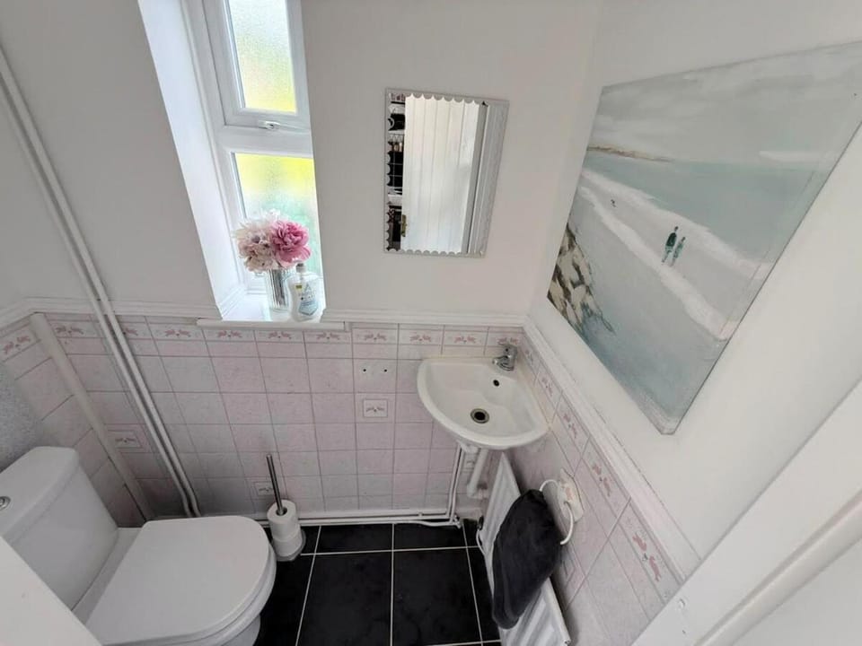 #173 Tranquil Streetly Home with Parking - Sleeps 5 House in The Royal Town of Sutton Coldfield