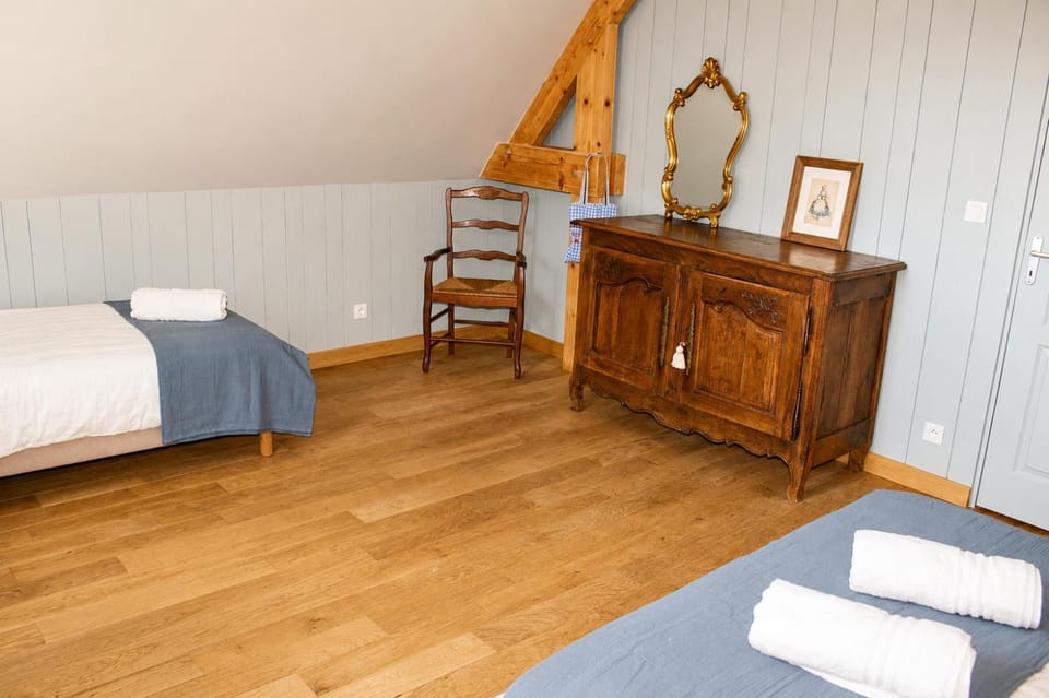 Bed, Photo of the whole room, towels