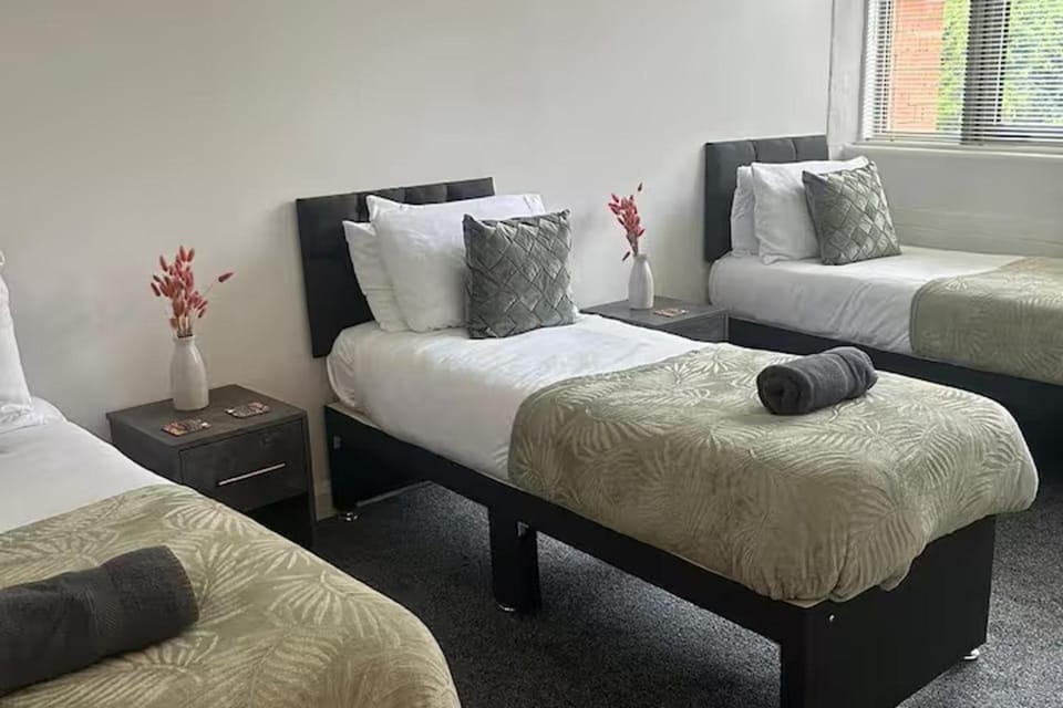 Bed, Bedroom, towels