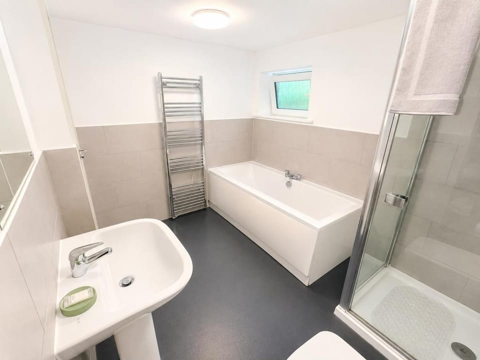 Shower, Bathroom, Bath, towels
