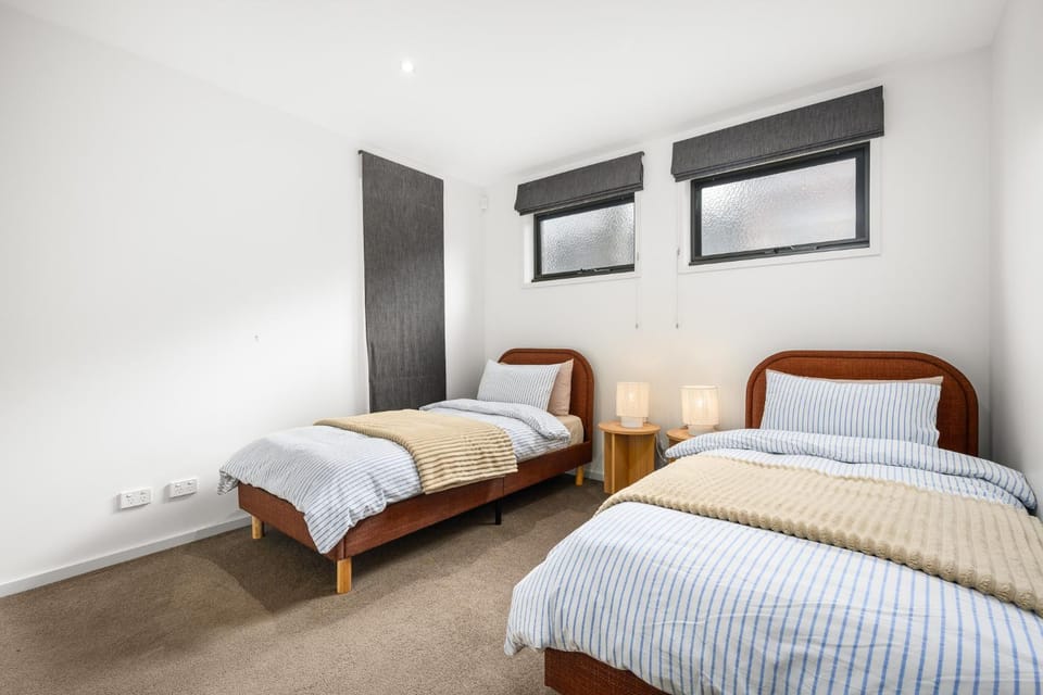 Bed, Photo of the whole room, Bedroom, internet