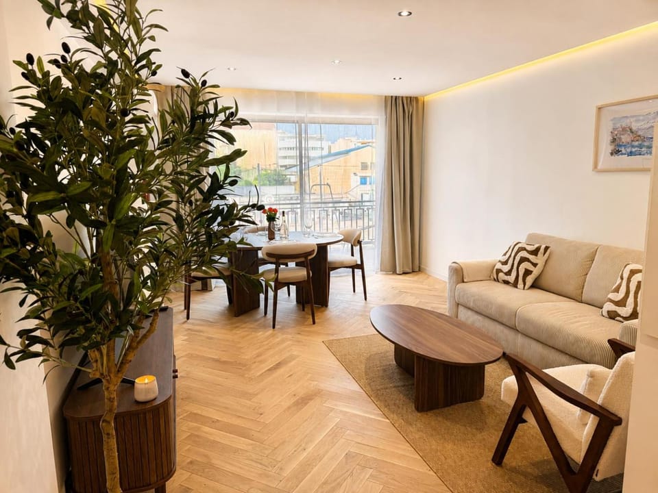 Communal lounge/ TV room, Living room, Seating area, air conditioner