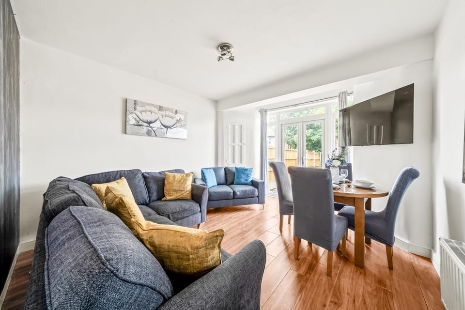 TV and multimedia, Living room, Seating area, Dining area