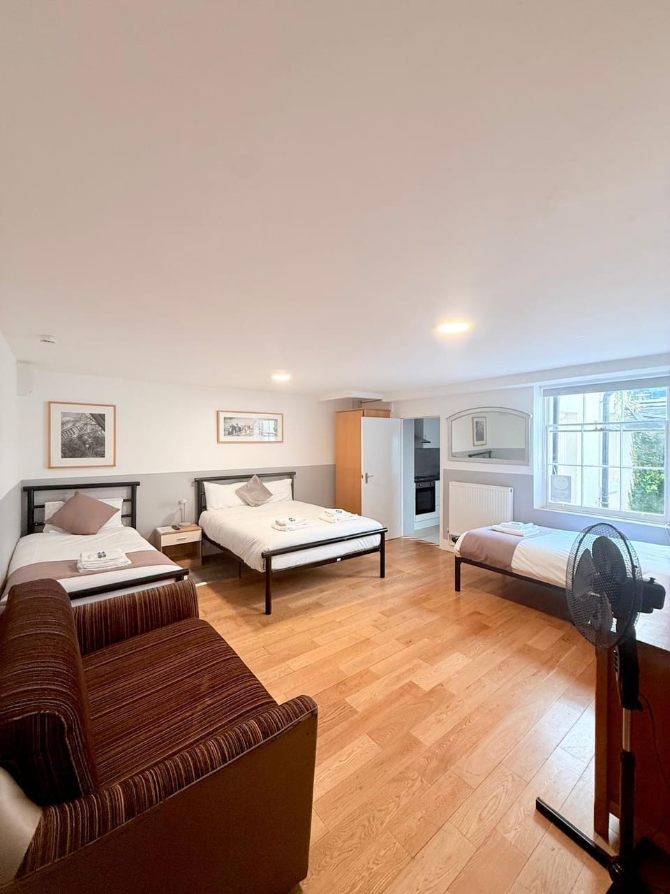 TV and multimedia, Photo of the whole room, Seating area, Bedroom