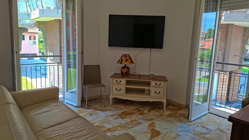 Living room, Seating area, Evening entertainment