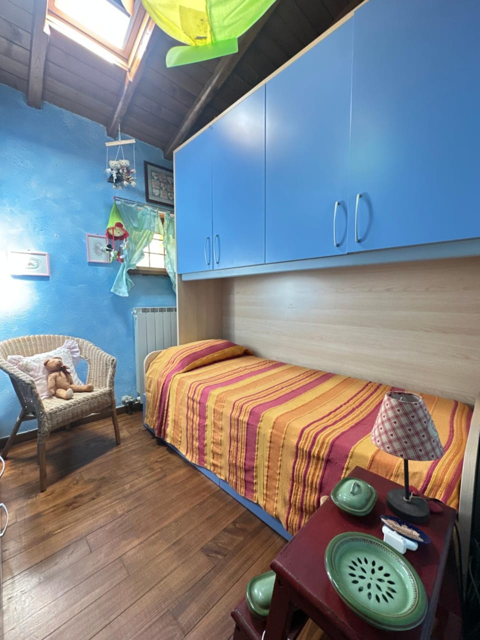Bed, Living room, Photo of the whole room, Seating area, Bedroom