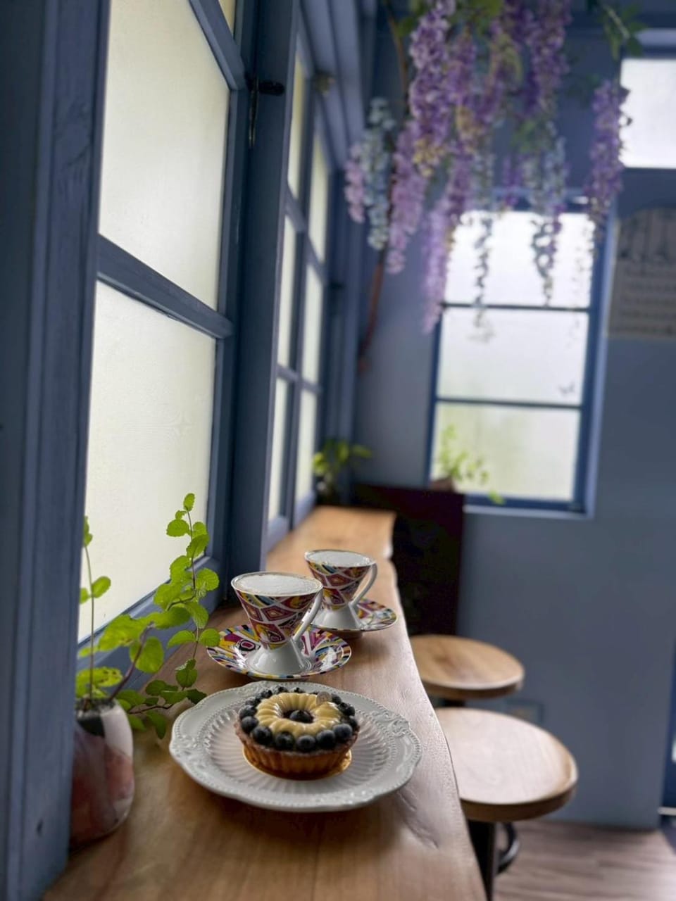 Food and drinks, Seating area, Dining area, Food