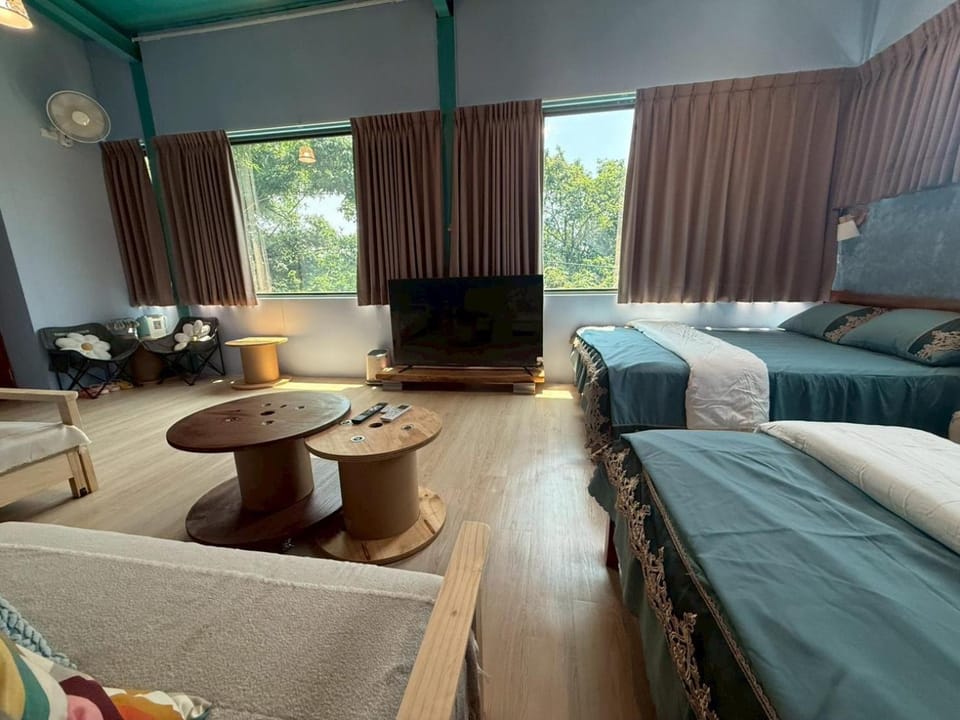 Communal lounge/ TV room, Bed, TV and multimedia, Living room, Photo of the whole room, Seating area, Bedroom