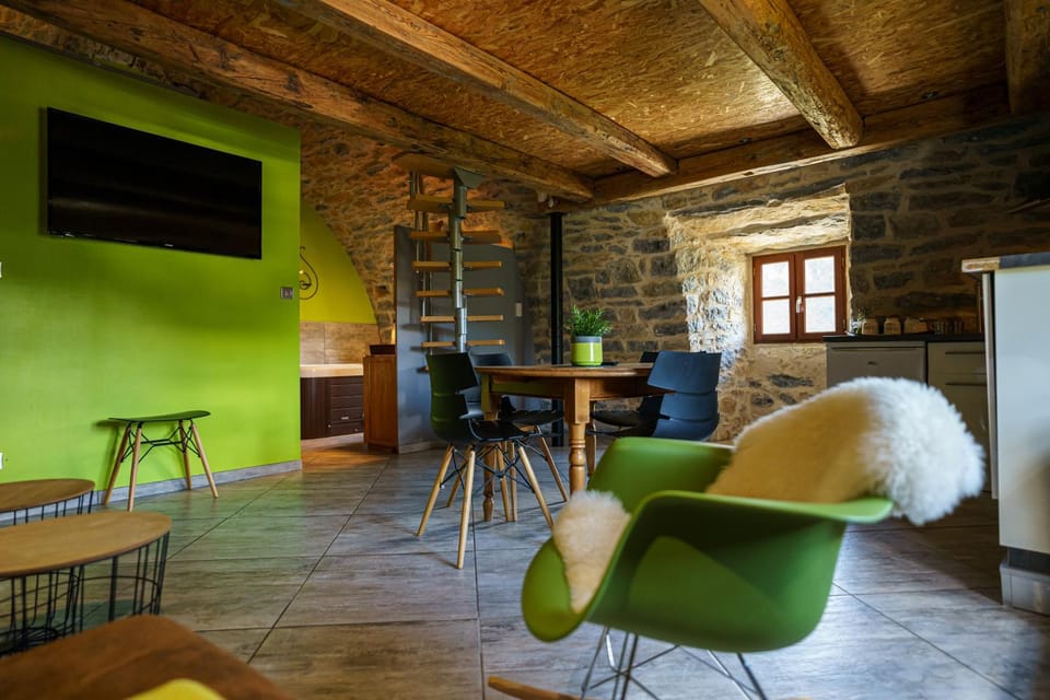 Property building, TV and multimedia, Living room, Swimming pool