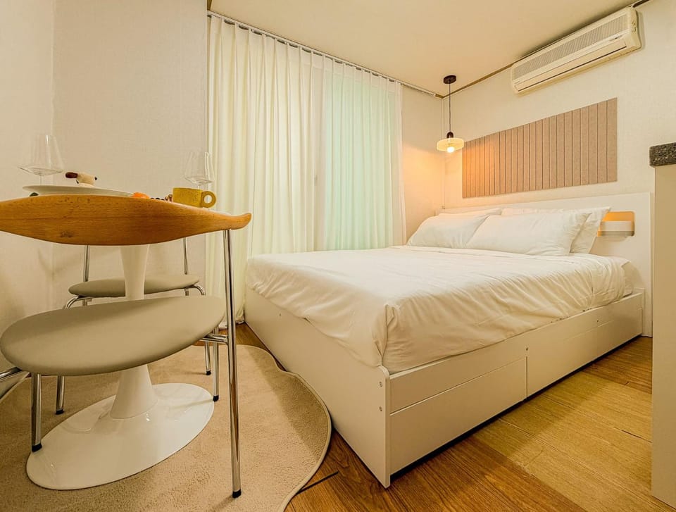 Bed, Seating area