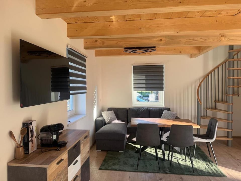 TV and multimedia, Living room, Seating area, Dining area