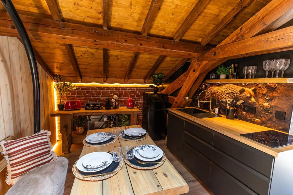 Le lodge perché PARKING GRATUIT, 4 PERSONNES, 2 CHAMBRES, WIFI, AMBIANCE CHALET EN BOIS, idéal PRO & COUPLE à Montbrison Apartment in Auvergne-Rhône-Alpes