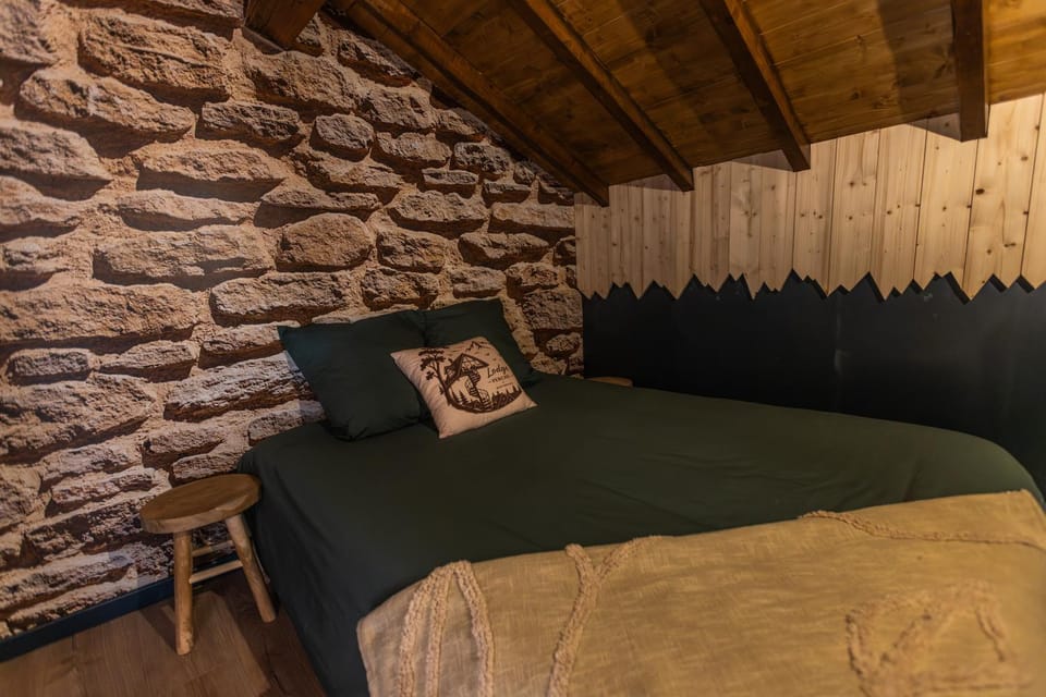 Le lodge perché PARKING GRATUIT, 4 PERSONNES, 2 CHAMBRES, WIFI, AMBIANCE CHALET EN BOIS, idéal PRO & COUPLE à Montbrison Apartment in Auvergne-Rhône-Alpes