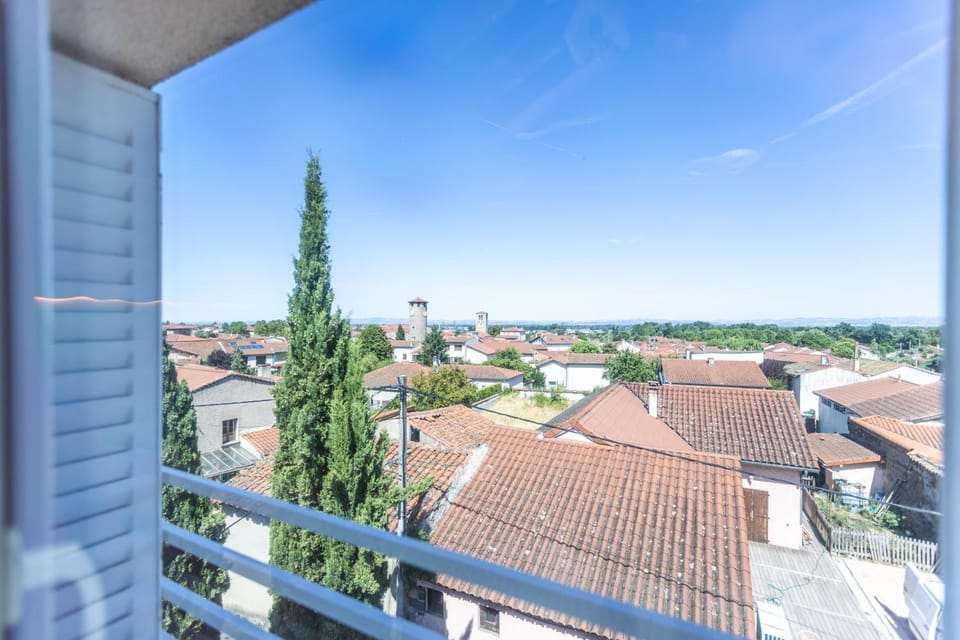Le lodge perché PARKING GRATUIT, 4 PERSONNES, 2 CHAMBRES, WIFI, AMBIANCE CHALET EN BOIS, idéal PRO & COUPLE à Montbrison Apartment in Auvergne-Rhône-Alpes