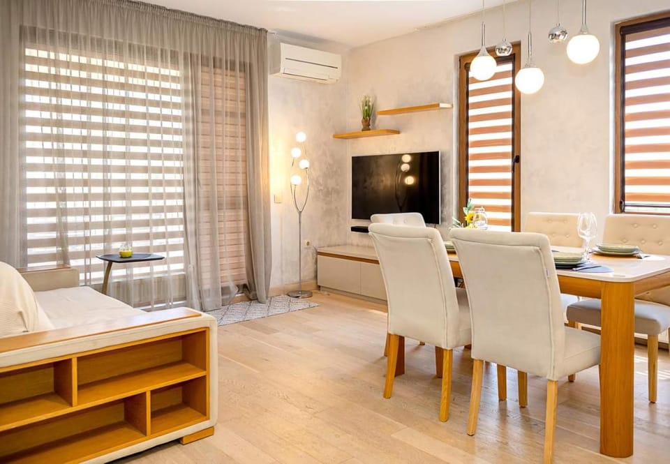 TV and multimedia, Living room, Seating area, Dining area, air conditioner