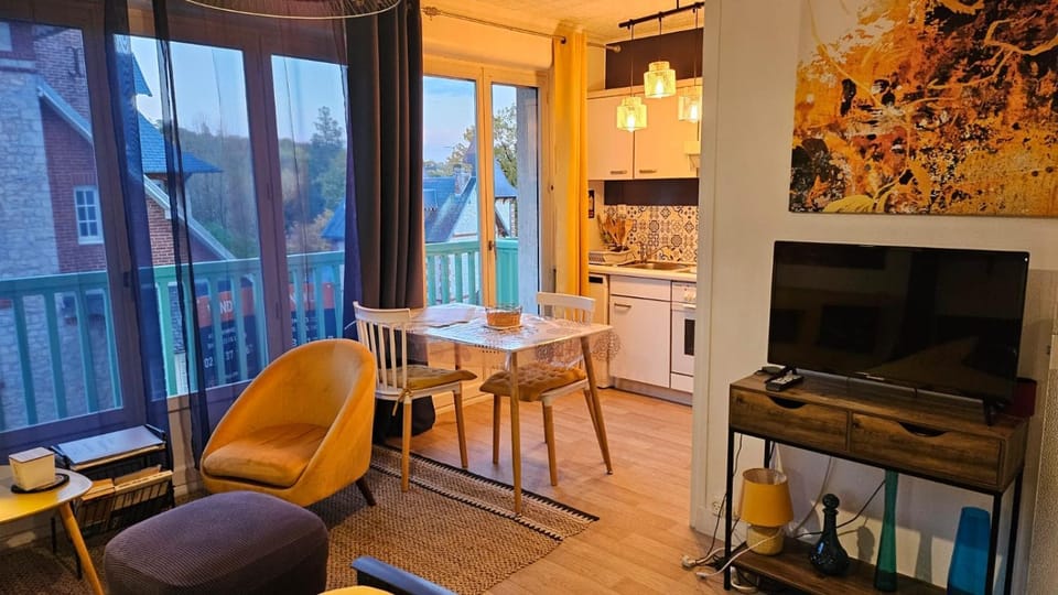Studio lumineux avec balcon vue sur le parc du Château Apartment in Bagnoles de l'Orne Normandie