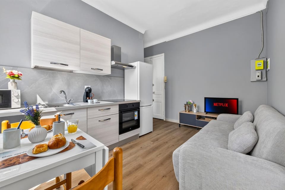 TV and multimedia, Kitchen or kitchenette, Living room, Seating area, Dining area, oven, stove, toaster