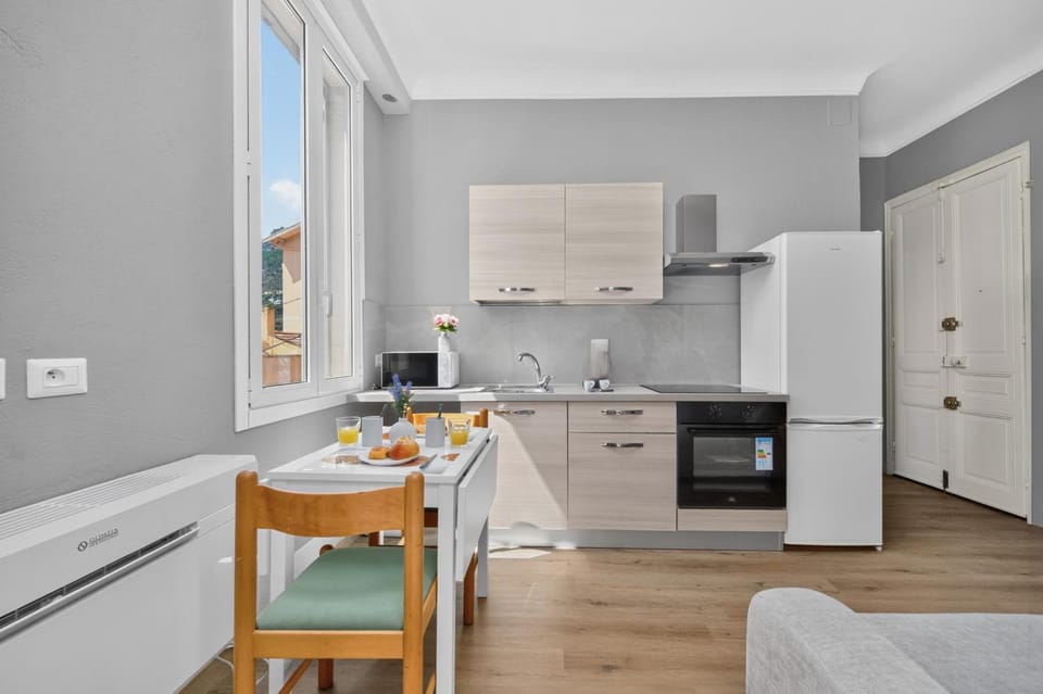 Kitchen or kitchenette, Living room, Seating area, Dining area, dishwasher, oven, stove, toaster