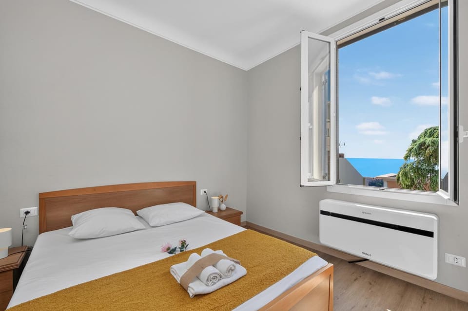 Bed, View (from property/room), Photo of the whole room, Bedroom, Sea view, towels