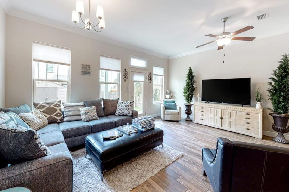 Dog-friendly beach house with balcony fenced yard & AC - walk to beach House in Lower Grand Lagoon