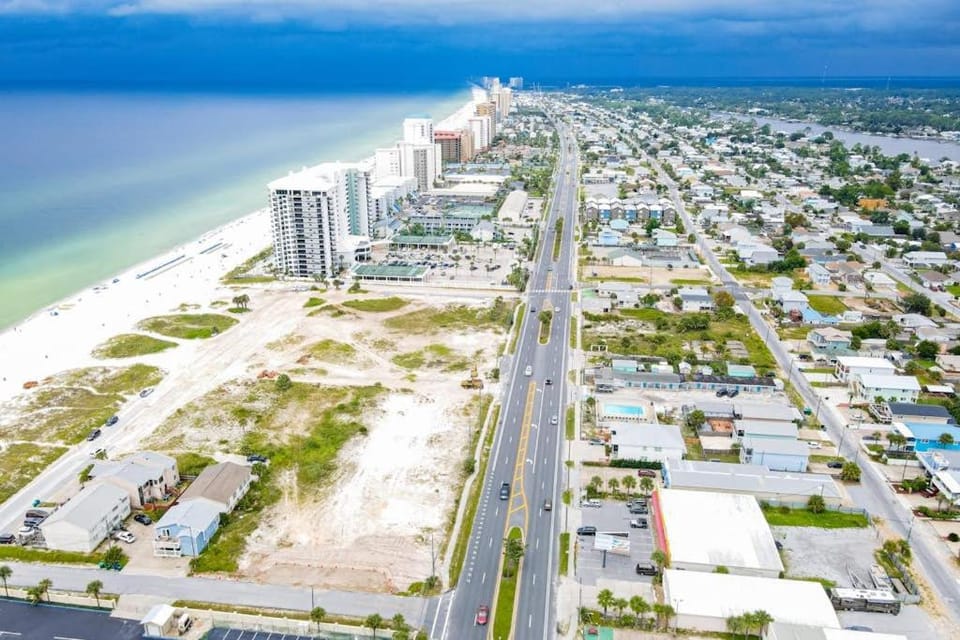 Dog-friendly beach house with balcony fenced yard & AC - walk to beach House in Lower Grand Lagoon