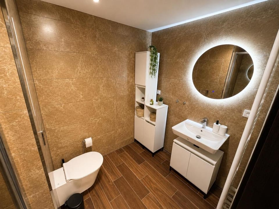 Toilet, Bathroom, towels