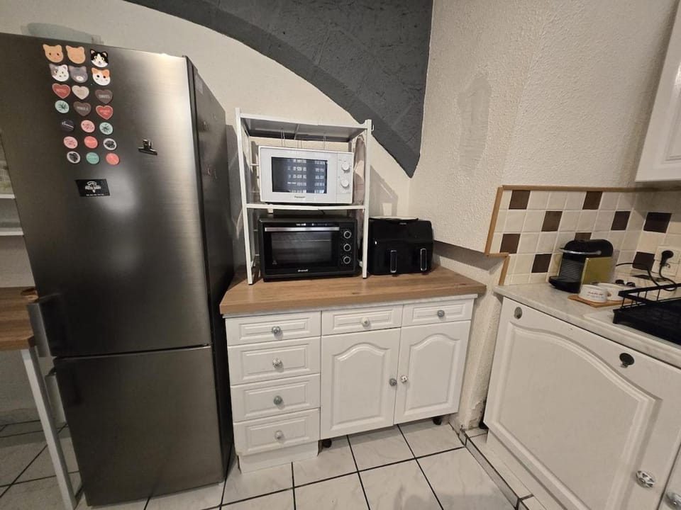 Kitchen or kitchenette, oven