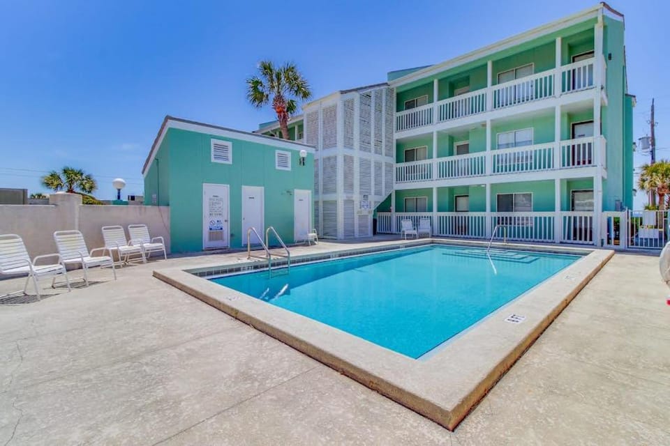 Waterfront condo with shared pool free wifi and ocean views House in Laguna Beach