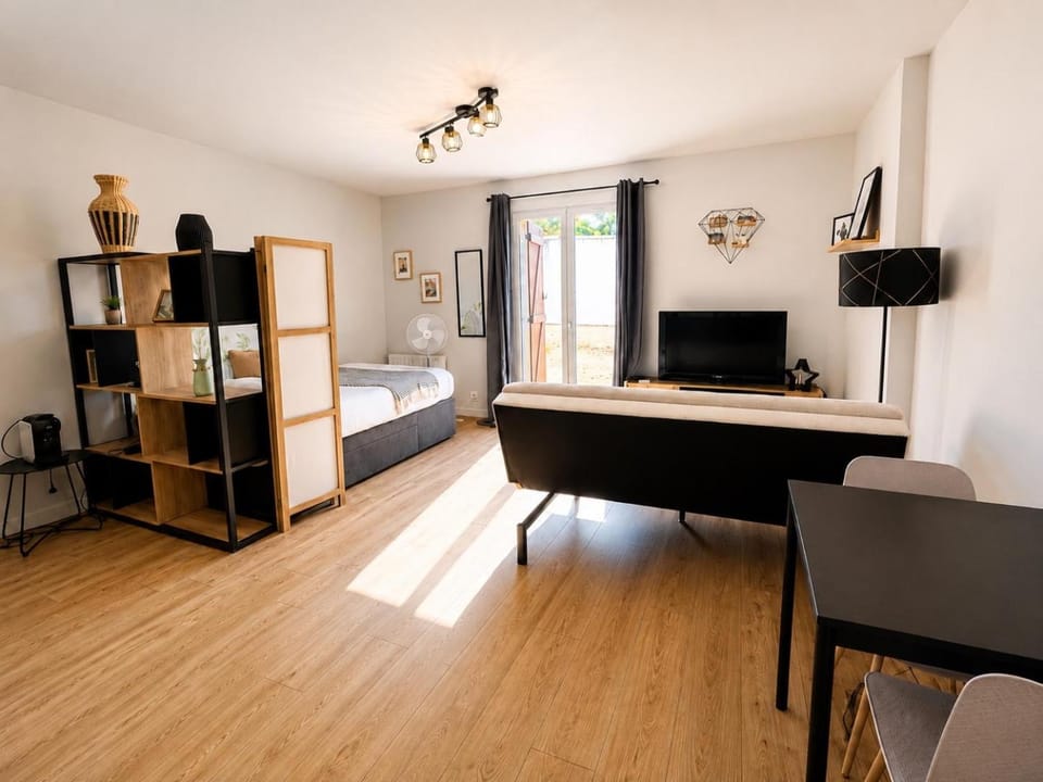 Bed, TV and multimedia, Photo of the whole room, Dining area