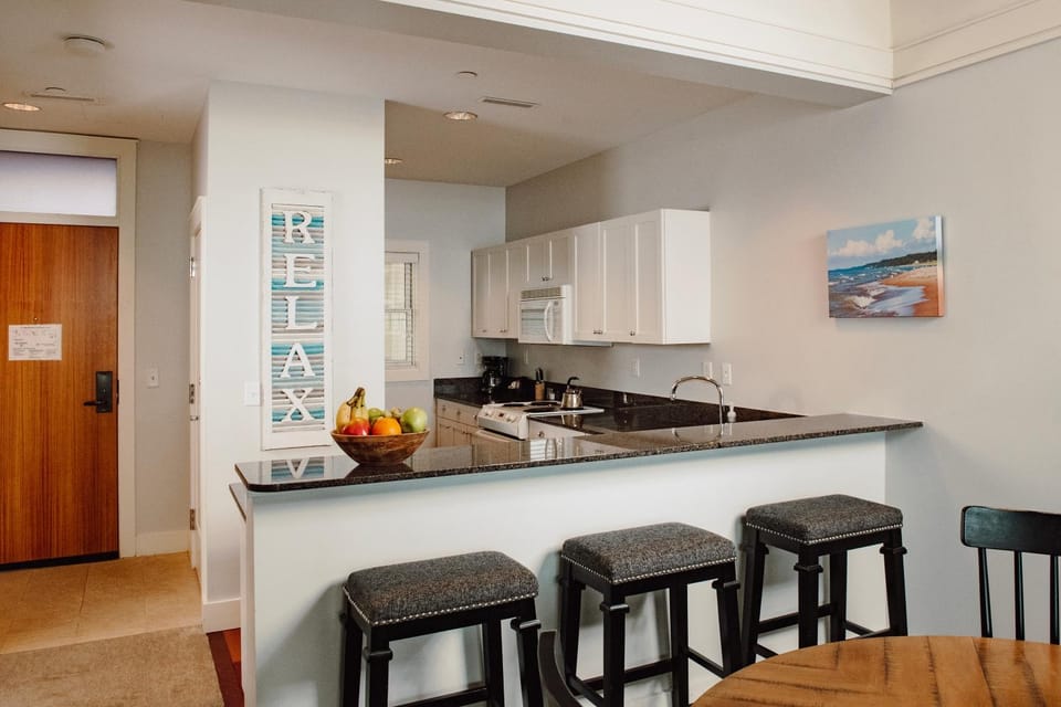 Experience luxury in Maritime Lakeview Suite 314, a stunning 2BR getaway in Bay Harbor! Apartment in Bay Harbor