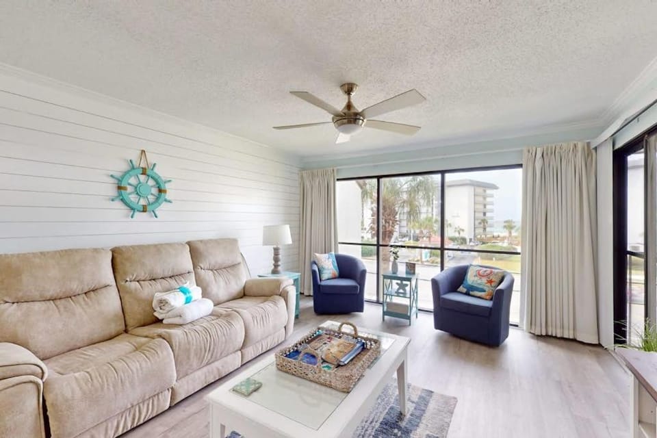 Beachview Condo with full kitchen shared pool hot tub and beach access House in Panama City Beach