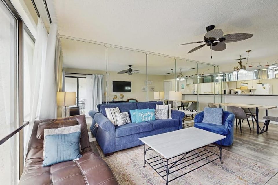 Cozy coastal condo with shared pool golf nearby and beach access House in Panama City Beach