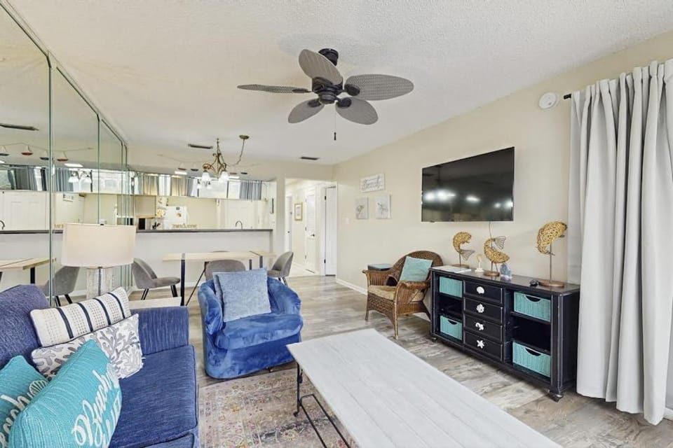 Cozy coastal condo with shared pool golf nearby and beach access House in Panama City Beach