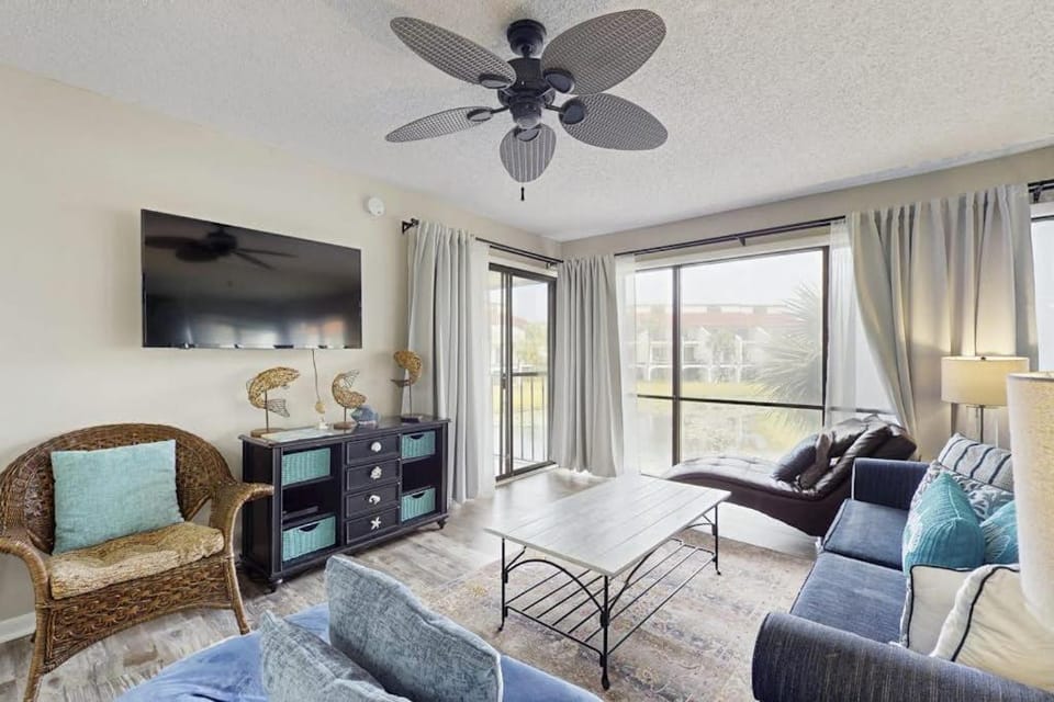 Cozy coastal condo with shared pool golf nearby and beach access House in Panama City Beach