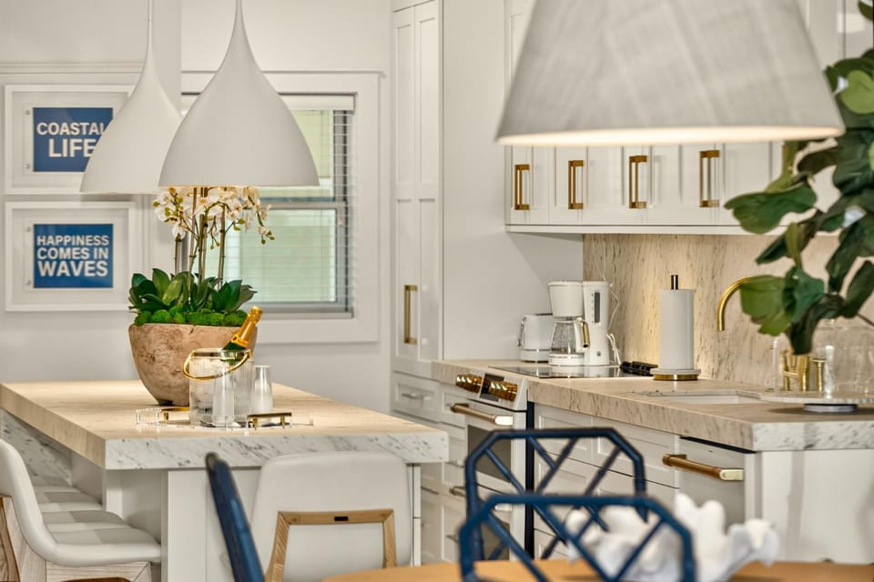2BR Bay Harbor suite with pool, hot tub, fireplace & balcony. Apartment in Bay Harbor