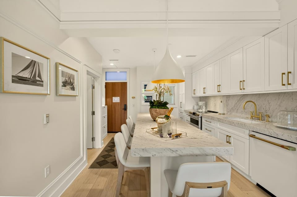 2BR Bay Harbor suite with pool, hot tub, fireplace & balcony. Apartment in Bay Harbor