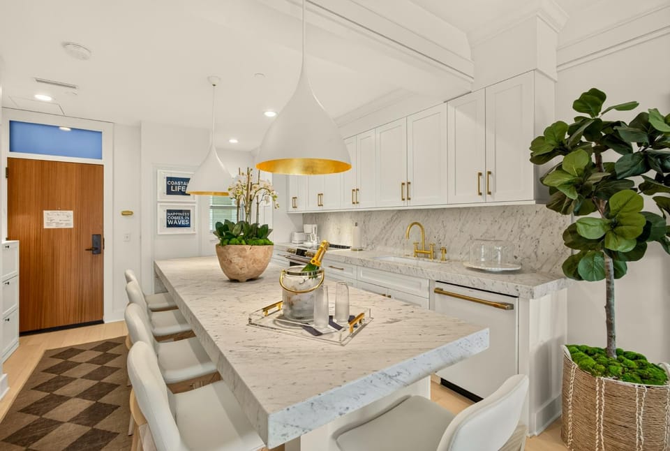 2BR Bay Harbor suite with pool, hot tub, fireplace & balcony. Apartment in Bay Harbor