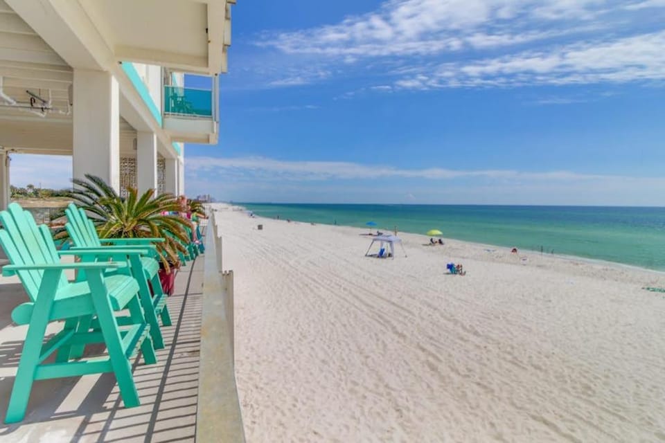 Sixth Floor Oceanfront Studio with Ocean Views Shared Pool & High-Speed WiFi Apartment in Panama City Beach
