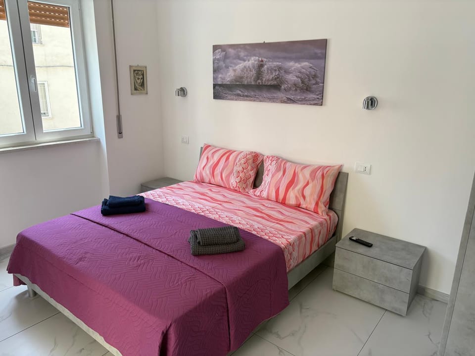 Bed, Photo of the whole room, towels