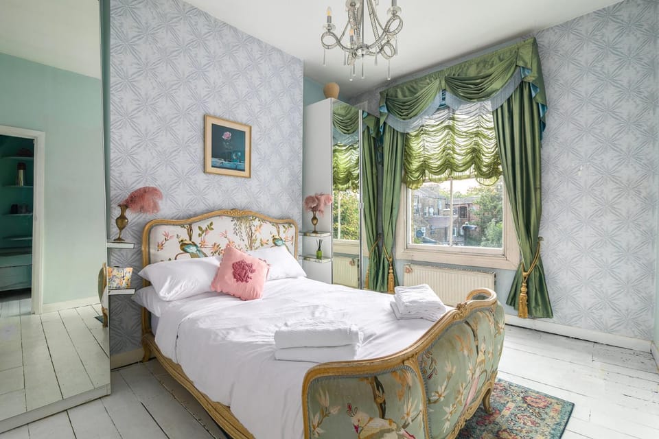 Colourful 3BDR Home with Garden and Spa Bath House in London