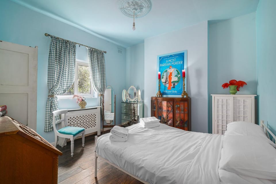 Colourful 3BDR Home with Garden and Spa Bath House in London
