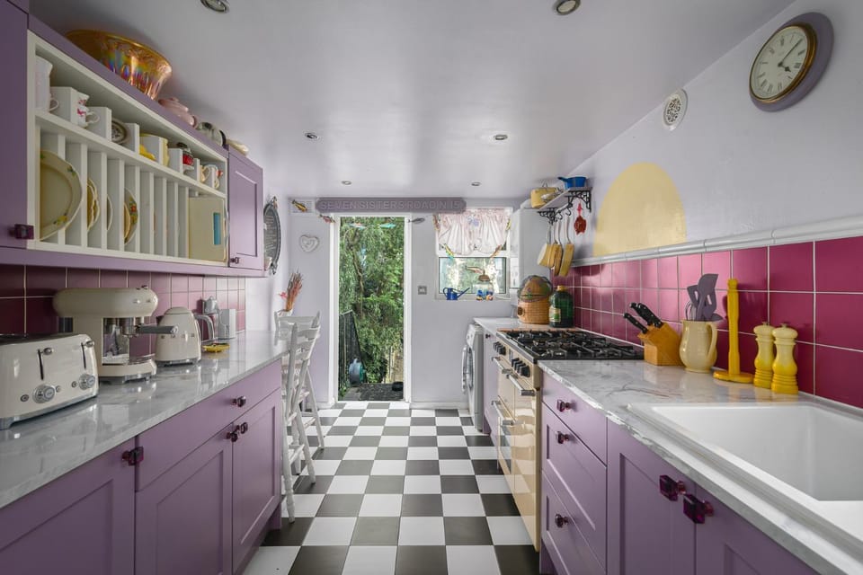 Colourful 3BDR Home with Garden and Spa Bath House in London