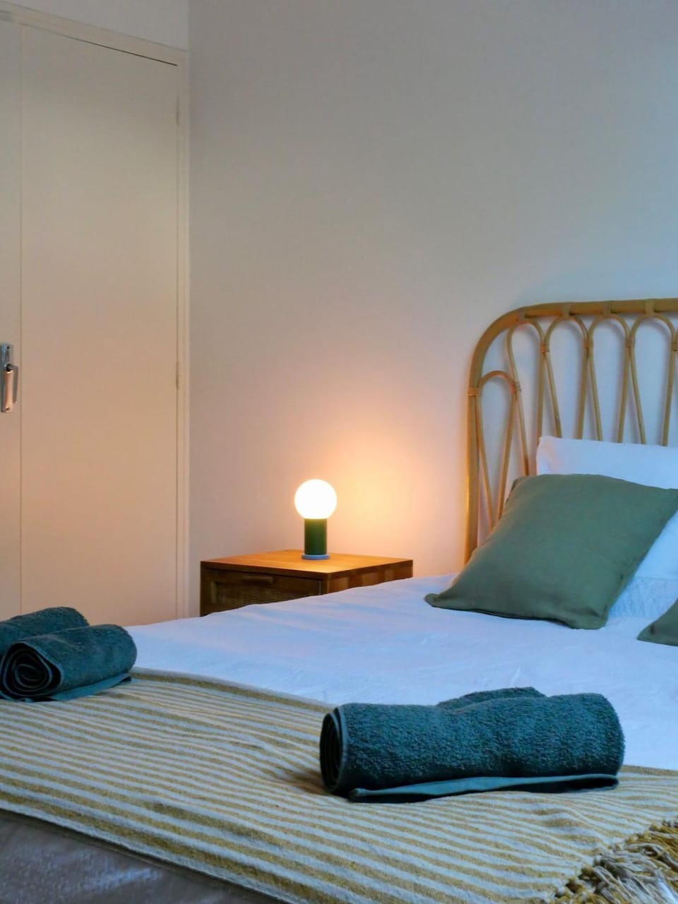 Bed, Bedroom, towels