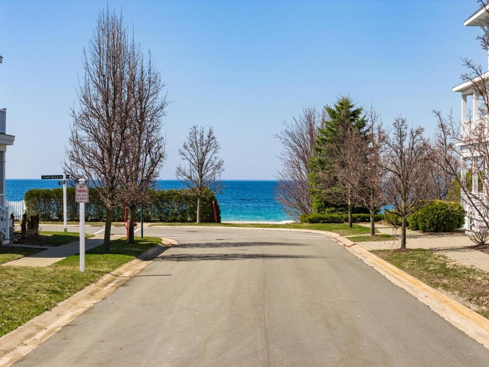 Lake-view 5BR Blue Harbor retreat with pool, beach access, and resort amenities. House in Bay Harbor