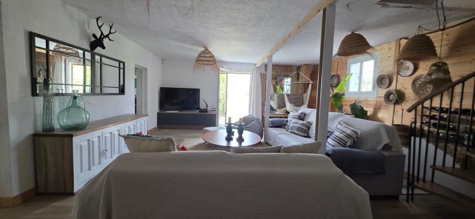 Communal lounge/ TV room, TV and multimedia, Living room, Seating area